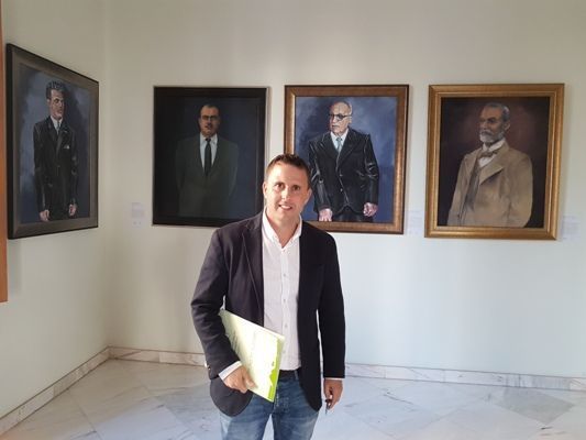 alejandro-jorge-en-la-entrada-del-salon-de-plenos-del-cabildo