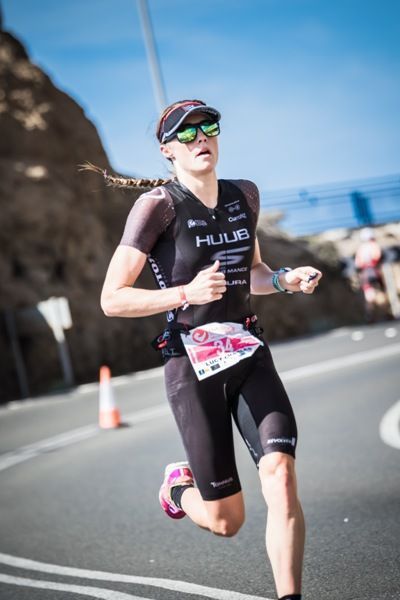 cinco-triatletas-imagen-de-la-triatleta-lucy-charles-durante-su-participacion-en-gloria-challenge-mogan-gran-canaria-2017