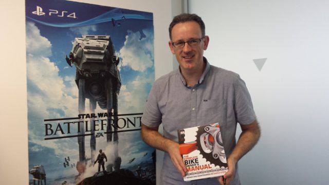 mccaffrey-con-el-cartel-de-promocion-del-videojuego-star-wars
