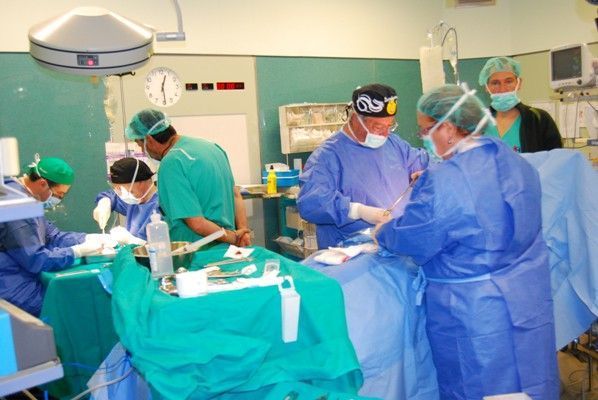momento-en-quirofano-con-equipo-medico