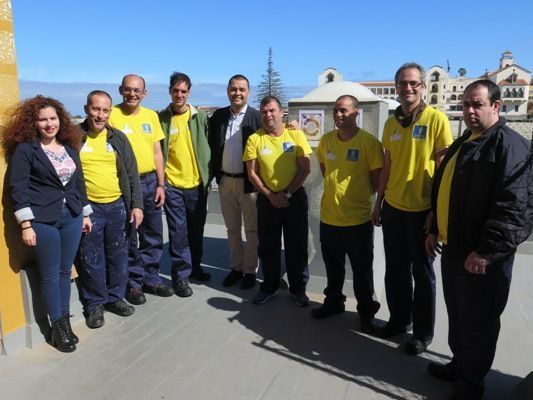 pedro-rodriguez-con-los-alumnos-y-monitores-del-proyecto-pintando-el-futuro