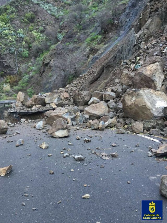 carretera-rota-por-el-derrumbe-en-tejeda