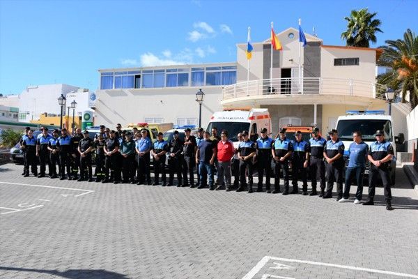 imagen-del-acto-de-despedida-al-agente-con-40-anos-de-servicio-en-la-policia-local-de-mogan-3