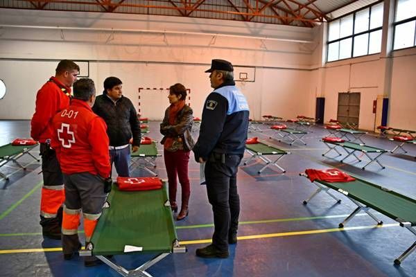 onalia-bueno-y-mencey-navarro-visitaron-el-pabellon-del-ies-arguineguin-que-ya-se-encuentra-habilitado-como-albergue
