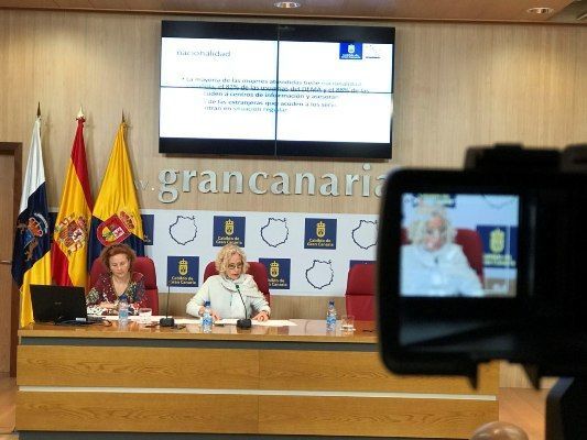 antonia-alduan-coordinadora-insular-de-violencia-machista-y-maria-nebot-consejera-de-igualdad-memoria-vm-2017