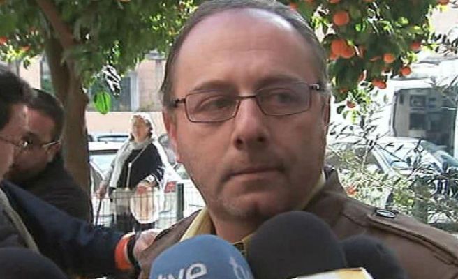 El insulto del padre de Marta del Castillo a Pedro Sánchez: «No eres más tonto porque no puedes»