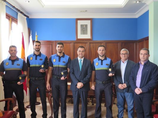 en-la-imagen-de-izquierda-a-derecha-jonathan-quintana-jefe-de-la-policia-local-de-guia-en-funciones-airam-quintana-cristian-perez-pedro-rodriguez-aday-gil-y-los-concejales-juan-jimenez-y-cesar-medina