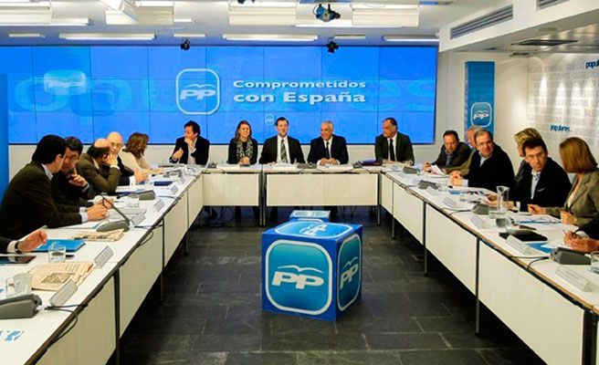 El PP entrega en mano a Torra una carta para que “se retracte de su ideario supremacista”