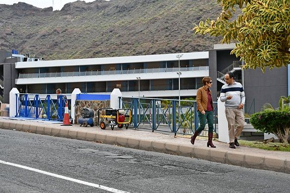 los-representantes-de-mogan-visitaron-la-zona-donde-se-estan-rehabilitando-las-barandillas-en-el-barranco-de-playa-de-mogan