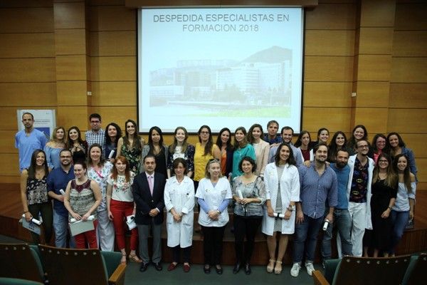 foto-de-familia-de-los-residentes-en-el-hospital-insular-materno-infantil
