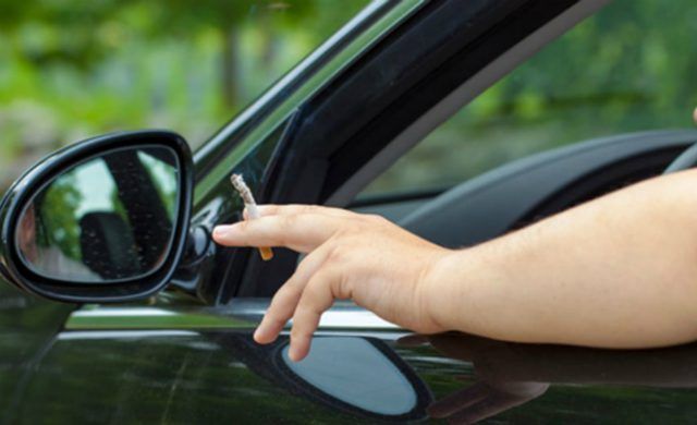 fumar-en-el-coche-normal