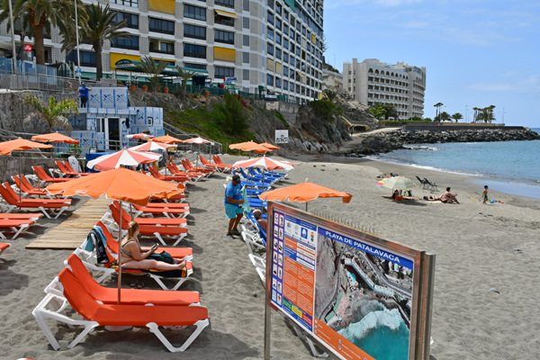 imagen-de-la-playa-de-patalavaca-donde-se-esta-instalando-el-nuevo-modulo-de-aseos-y-puesto-de-salvamento-maritimo