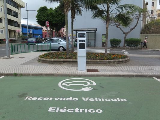 punto-de-recarga-de-vehiculos-electricos-en-la-zona-comercial-de-las-huertas