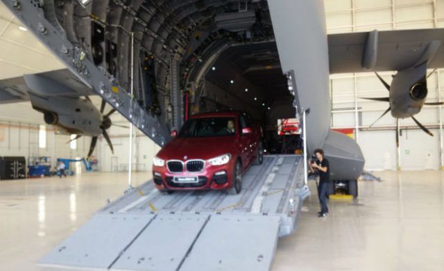 bmw-x4-saliendo-de-un-airbus-a-400-del-ejercito-del-aire-656