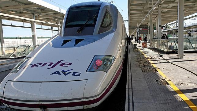 Defensa y Renfe suscriben un convenio para transportar militares y mercancías por 103 millones