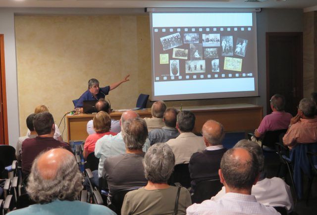 sergio-aguiar-explicando-al-publico-datos-sobre-las-fotografias-proyectadas