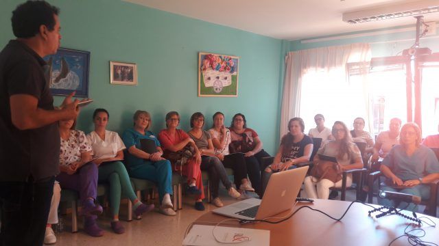 En la imagen los asistentes al curso atienden las explicaciones del profesor