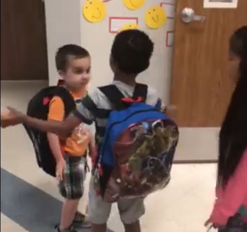 Con abrazos, besos y apretones de mano: así comienzan las clases en un colegio de Texas