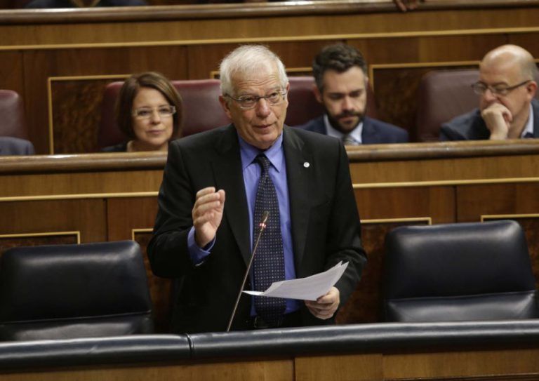 Borrell dice que el Gobierno trabajará “hasta el último momento” para defender un país “libre y plural”