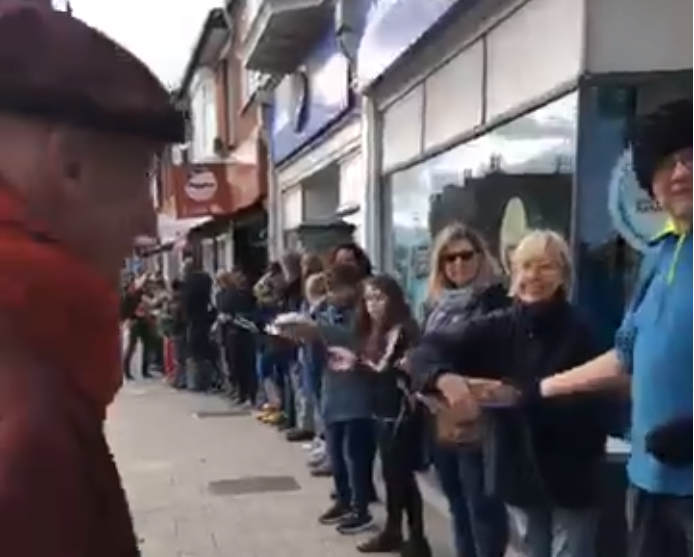 Realizan una mudanza utilizando una cadena humana