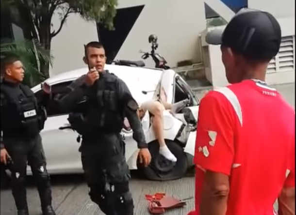 Un hombre cae desde un piso 45 y queda incrustado en la carrocería de un coche aparcado en la calle