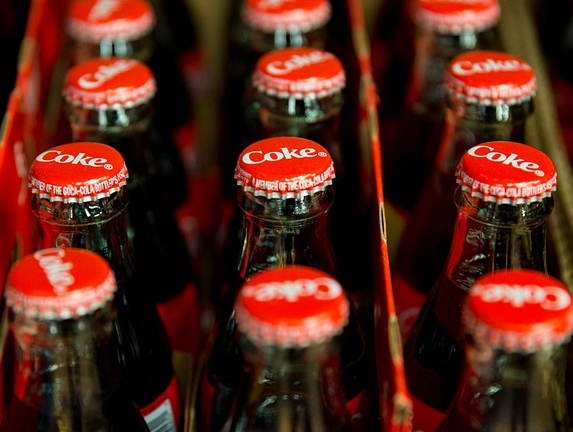 Condenan a un padre por alimentar a sus hijos solo con pasteles y Coca-Cola
