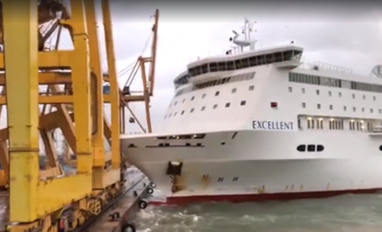 Así ha chocado un ferry contra una grúa de carga en el puerto de Barcelona