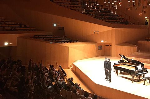 Leonel Morales y Leo de María transportaron anoche al público, desde la Sala Mozart del Auditorio de Zaragoza, a ese lugar ideal en el que fluyen las emociones a través de un magistral concierto