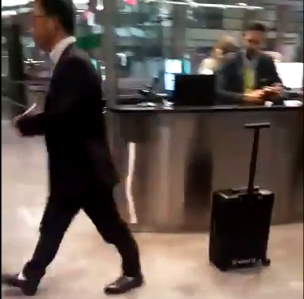Graban en una estación de Renfe una maleta que se mueve sola y sigue a su dueño