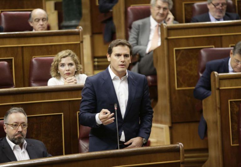 Rivera acusa a  Sánchez de «no tener escrúpulos» y de hacerse «el sordo, el tonto, o las dos cosas»