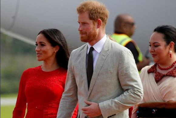 Meghan Markle olvida quitar de su vestido la etiqueta con el precio durante la gira real