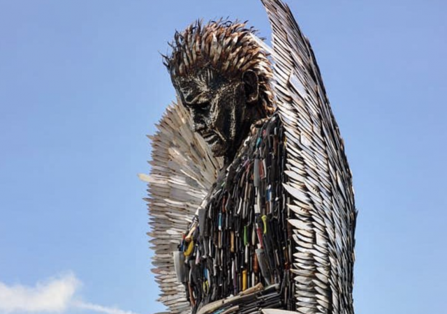 Construyen la estatua de un ángel con miles de cuchillos incautados por ...