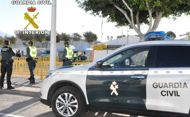 Unos padres olvidan a su bebé en un parking de Almería