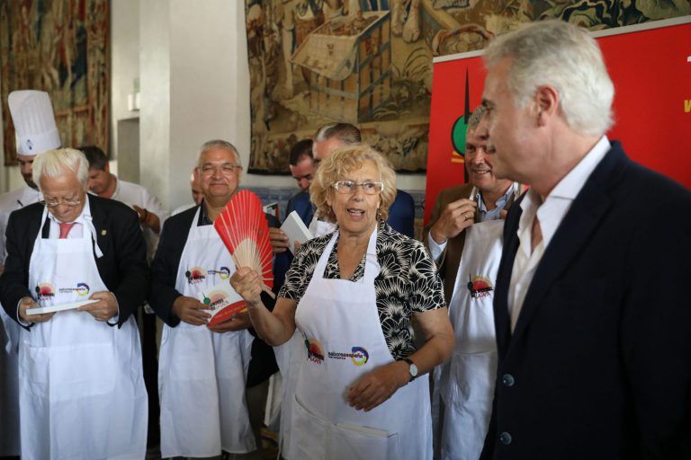 Carmena, de repartir sus magdalenas caseras en el Ayuntamiento a presentar su partido desde una cocina
