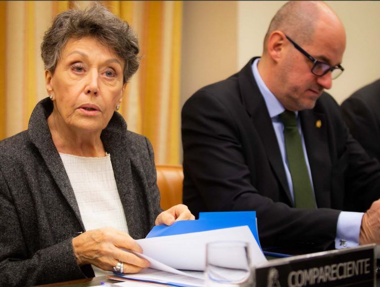 Rosa María Mateo pide perdón al diputado del PP al que llamó «mezquino y miserable», pero éste lo rechaza porque «no ha sido de corazón»