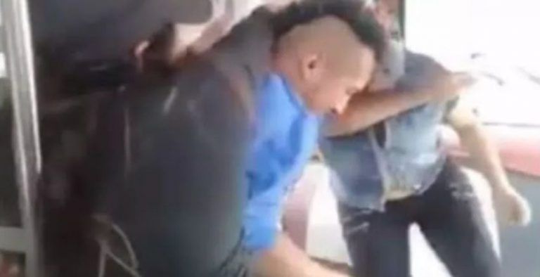 Atraca un autobús y se encuentra a su madre entre el pasaje que lo baja a ‘chancletazos’