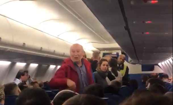 Una pareja de ancianos españoles, expulsados de un vuelo por no entender al azafato