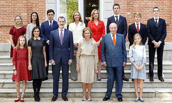 La infanta Cristina vuelve a aparecer en una foto de familia de Casa Real
