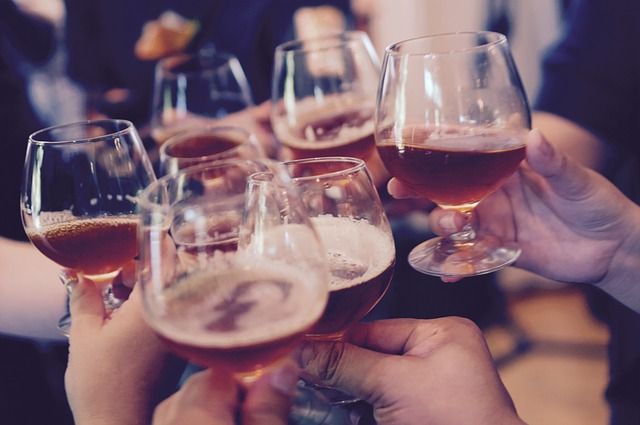 La Guardia Civil investiga a una madre por beber alcohol con su hija de 14 años