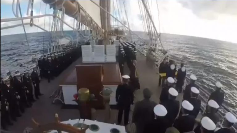 Los pelos de punta: el homenaje del Juan Sebastián Elcano al submarino ARA San Juan