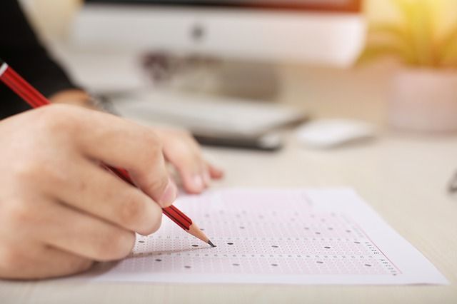El sofisticado método que usaron dos personas para copiar en el examen de conducir