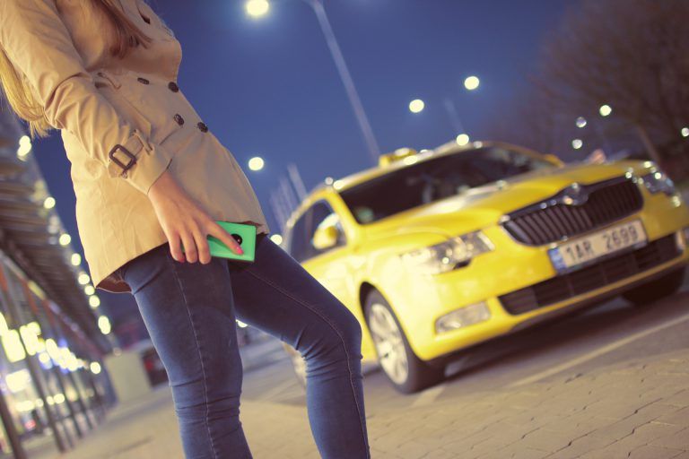 Un taxista espera 8 horas junto a una casa para devolver la cartera a su dueña