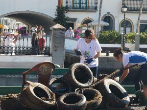 Alba Medina Y Tania Alonso Junto A Neumáticos Extraídos Del Mar