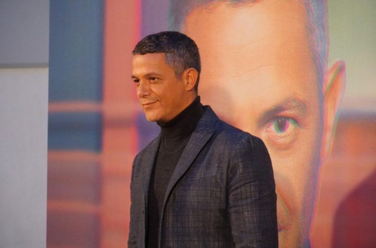 Alejandro Sanz muestra a su hijo interpretando al piano su última canción