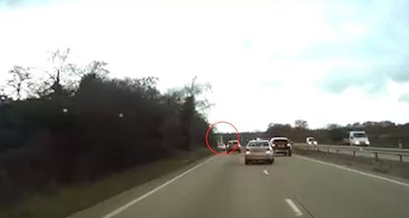 Un niño se hace con el volante del coche y salva su vida y la de su madre