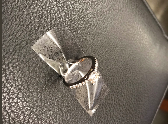 La Policía devuelve a una pareja el anillo de compromiso que perdió en una alcantarilla