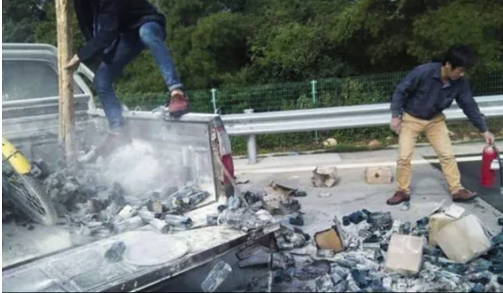 Un conductor incendia su propia furgoneta tras arrojar una colilla por la ventanilla