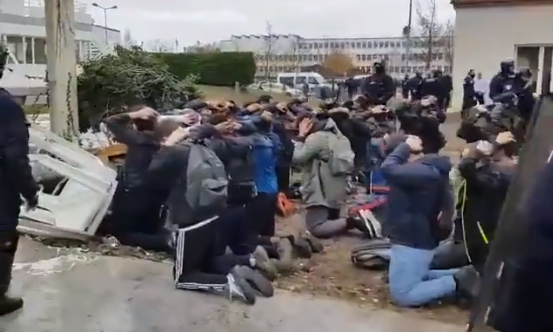 El vídeo de la polémica: la policía francesa obliga a arrodillarse a 146 estudiantes detenidos