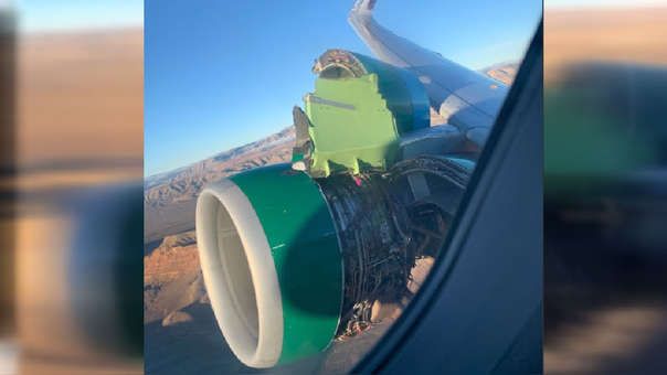Graban cómo el motor del avión en el que viajan se despedaza en pleno vuelo