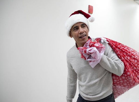 Barack Obama se disfraza de Papá Noel y visita un hospital para niños